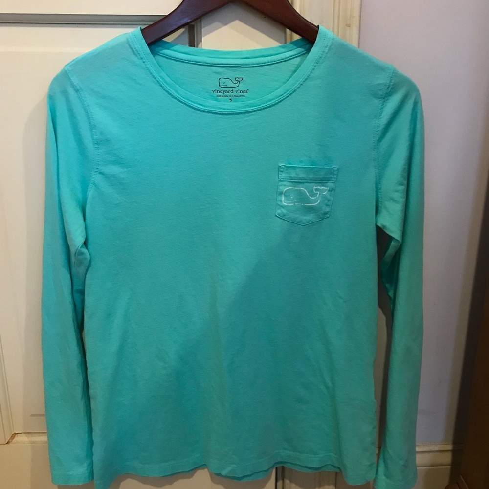 Women’s Vineyard Vines long sleeve tee.